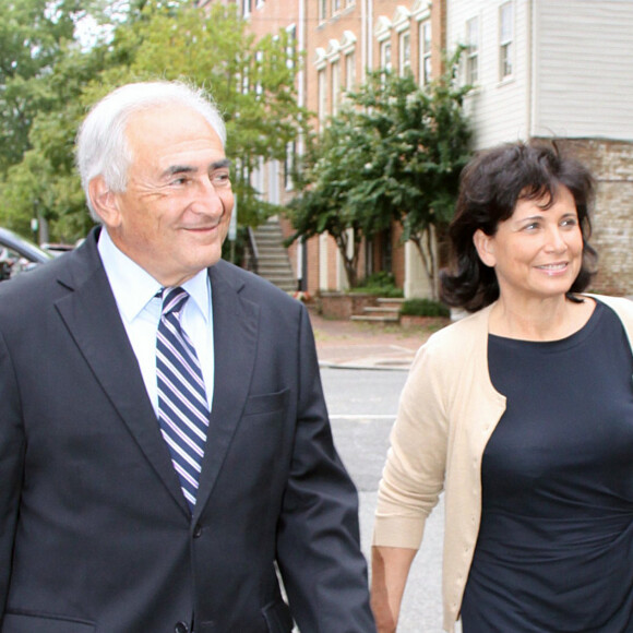 Dominique Strauss-Kahn et Anne Sinclair ont été mariés pendant près de vingt ans.
L'ancien directeur du FMI Dominique Strauss-Kahn retourne vers sa maison de Washington DC avec sa femme Anne Sinclair après être allé voir une dernière fois ses anciens collègues dans les bureaux du FMI.