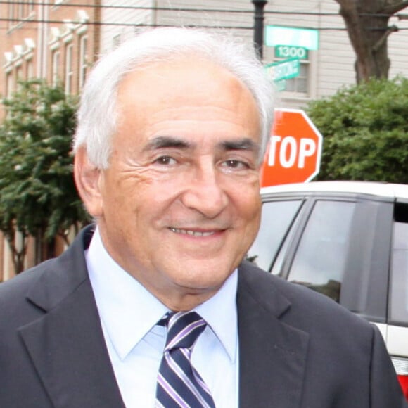 L'ancien directeur du FMI Dominique Strauss-Kahn retourne vers sa maison de Washington DC avec sa femme Anne Sinclair après être allé voir une dernière fois ses anciens collègues dans les bureaux du FMI.