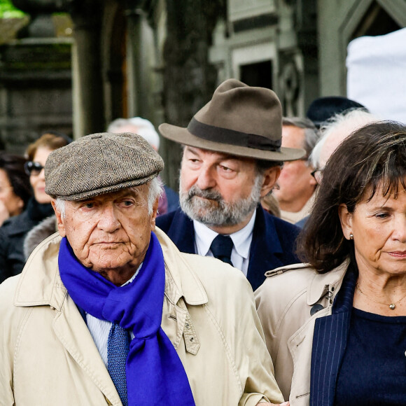 Pierre Nora et sa compagne Anne Sinclair, Denis Olivennes (second rang) - Sorties des obsèques de l'avocat pénaliste, ancien ministre, grand officier de la Légion d'honneur, Georges Kiejman au cimetière du Montparnasse dans le 14ème arrondissement de Paris, France, le 12 mai 2023. © Cyril Moreau/Bestimage 