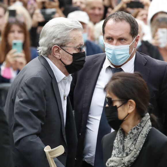 "Je refuse d'épouser Mme Hiromi Rollin, malgré son insistance ; je refuse qu'elle porte mon nom ; je refuse de lui conférer des droits sur mes biens, mon patrimoine ou mes oeuvres...", décrit "Paris Match".
Alain Delon avec Hiromi au premier plan - Obsèques de Jean-Paul Belmondo en en l'église Saint-Germain-des-Prés, à Paris le 10 septembre 2021. © Cyril Moreau / Bestimage