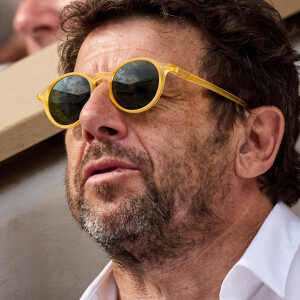 Pour "Gala", le chanteur s'est confié sur ce temps qu'il a toujours accordé à ses deux bambins.
Patrick Bruel - Célébrités en tribunes des Internationaux de France de tennis de Roland Garros 2023 à Paris le 11 juin 2023. © Jacovides-Moreau/Bestimage 