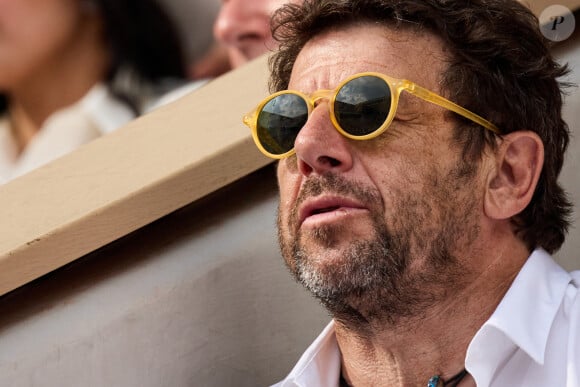 Pour "Gala", le chanteur s'est confié sur ce temps qu'il a toujours accordé à ses deux bambins.
Patrick Bruel - Célébrités en tribunes des Internationaux de France de tennis de Roland Garros 2023 à Paris le 11 juin 2023. © Jacovides-Moreau/Bestimage 