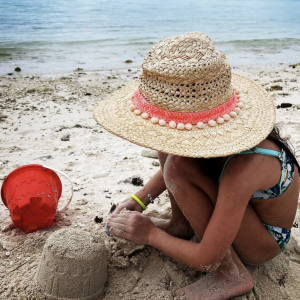 "Même si ce n'est pas toujours facile, car elle est une petite Parisienne. À Tahiti, je ne veux pas qu'elle ait de téléphone, d'écran..."