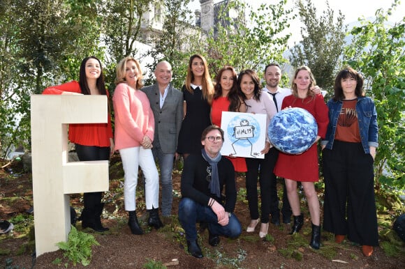 Virginie Hilsonne, Fabienne Amiach, Louis Bodin, Virgilia Hess, Laurent Romejko, Alexandra Blanc, Solène Chavanne, Loïc Rousval et Géraldine de Mori - Les présentateurs de la météo se réunissent pour le lancement du 16ème forum international de la météo et du climat sur le parvis de l'hôtel de ville à Pari le 22 mars 2019. © Giancarlo Gorassini / Bestimage