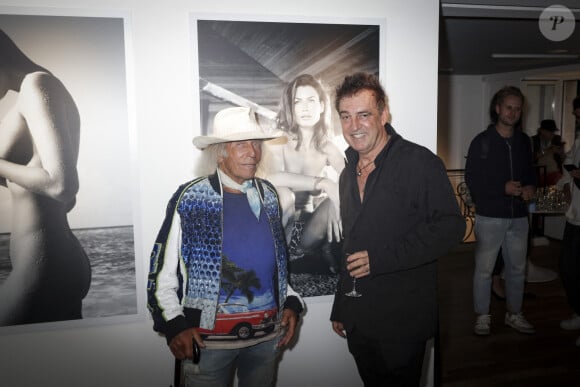 Exclusif - James Goldstein et Antoine Verglas devant la photo de Carre Otis prise dans la maison de J.Goldstein - Vernissage de l'exposition éphémère d'Antoine Verglas à la Galerie La Hune. Paris, le 4 juillet 2023. © Jack Tribeca/Bestimage