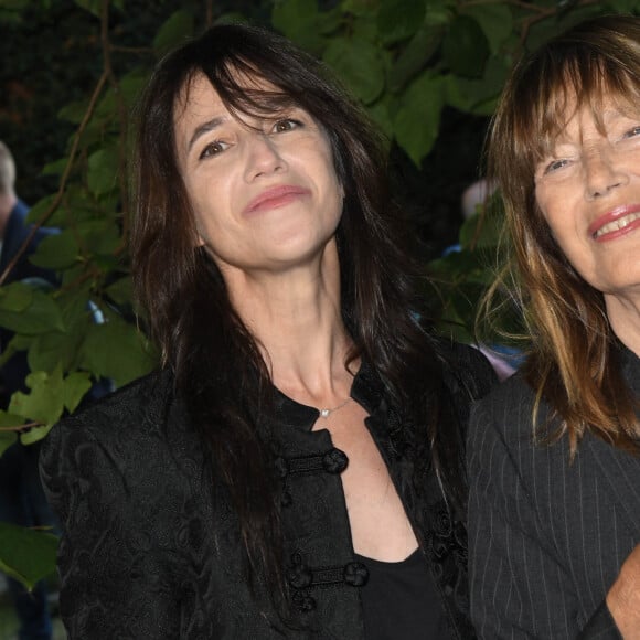 Rétro - La chanteuse et actrice Jane Birkin s'est éteinte à l'âge de 76 ans - Charlotte Gainsbourg et sa mère Jane Birkin - Photocall du film "Jane par Charlotte" lors du 14ème Festival du Film Francophone d'Angoulême. Le 27 août 2021 © Coadic Guirec / Bestimage