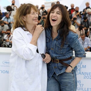 Pendant la guerre, son père, jeune officier, y exfiltrait les pilotes anglais.
Rétro - La chanteuse et actrice Jane Birkin s'est éteinte à l'âge de 76 ans - Jane Birkin (habillée en Celine), Charlotte Gainsbourg au photocall du film Jane par Charlotte (Cannes première) lors du 74ème festival international du film de Cannes le 8 juillet 2021 © Borde / Jacovides / Moreau / Bestimage 