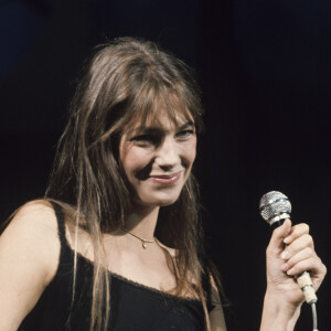 Rétro - La chanteuse et actrice Jane Birkin s'est éteinte à l'âge de 76 ans - Archives - No Web - En France, à Paris, Jane Birkin sur le plateau de l'émission "Top à Gilbert Bécaud" en 1974 © Bruno Schneider via Bestimage