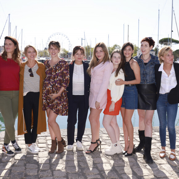 Toutefois, ils devront attendre l'année prochaine pour visionner les nouveaux épisodes sur la la première chaîne ou la plateforme de streaming MyTF1.
Sylvie Flepp, Anne Decis, Elodie Varlet, Léa François, Cécilia Hornus, , Lola Marois, Marie Mallia, Eleonore Sarrazin, Marie Réache, , Caroline Riou, Horya Benabet PLUS BELLE LA VIE Le festival de fiction TV de La Rochelle samedi 17 septembre 2022. © Christophe Aubert via Bestimage