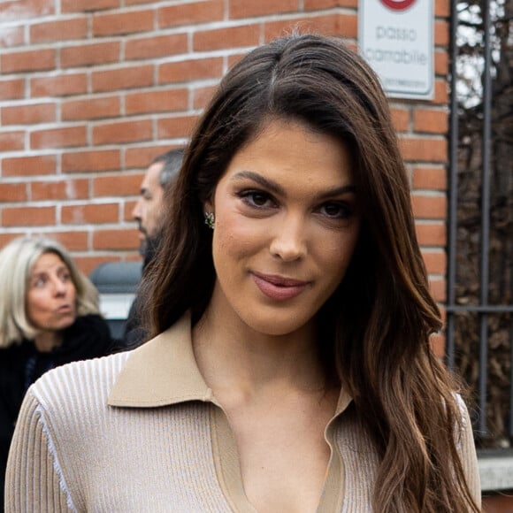 Mais les internautes ne sont pas les seuls à la harceler avec ce sujet.
Iris Mittenaere - Les célébrités arrivent au défilé "Tod's" lors de la Fashion Week à Milan, le 24 février 2023.