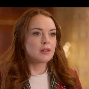 Lindsay Lohan et Chord Overstreet dans la bande-annonce de leur prochain film de vacances de Noël appelé Falling for Christmas, qui sortira sur Netflix le 10 novembre 2022. 