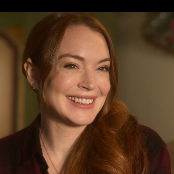 Lindsay Lohan et Chord Overstreet dans la bande-annonce de leur prochain film de vacances de Noël appelé Falling for Christmas, qui sortira sur Netflix le 10 novembre 2022. 