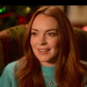 Lindsay Lohan et Chord Overstreet dans la bande-annonce de leur prochain film de vacances de Noël appelé Falling for Christmas, qui sortira sur Netflix le 10 novembre 2022. 