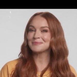 Lindsay Lohan et Chord Overstreet dans la bande-annonce de leur prochain film de vacances de Noël appelé Falling for Christmas, qui sortira sur Netflix le 10 novembre 2022. 