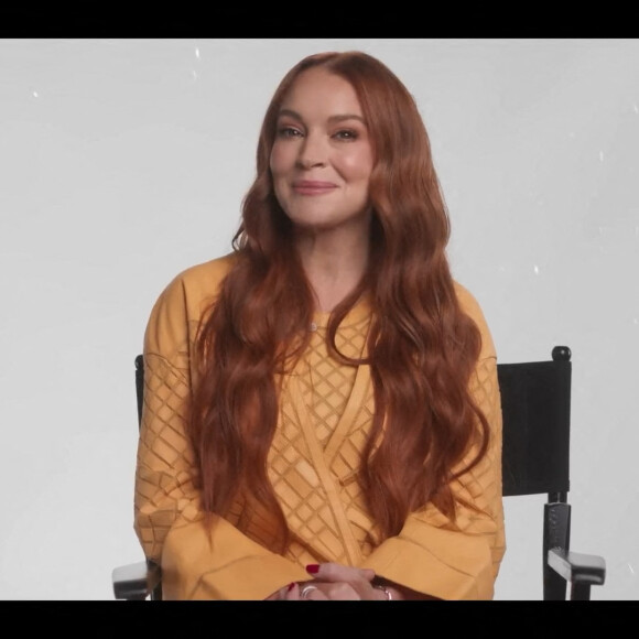 Lindsay Lohan et Chord Overstreet dans la bande-annonce de leur prochain film de vacances de Noël appelé Falling for Christmas, qui sortira sur Netflix le 10 novembre 2022. 