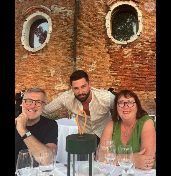 Sur Instagram, une photographie de ces chaleureuses étreintes circule.
Laurent Ruquier, son compagnon Hugo et sa belle-mère Cathy. Instagram. Le 18 juillet 2023.