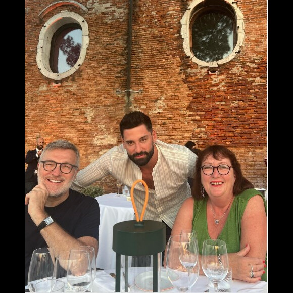 Sur Instagram, une photographie de ces chaleureuses étreintes circule.
Laurent Ruquier, son compagnon Hugo et sa belle-mère Cathy. Instagram. Le 18 juillet 2023.