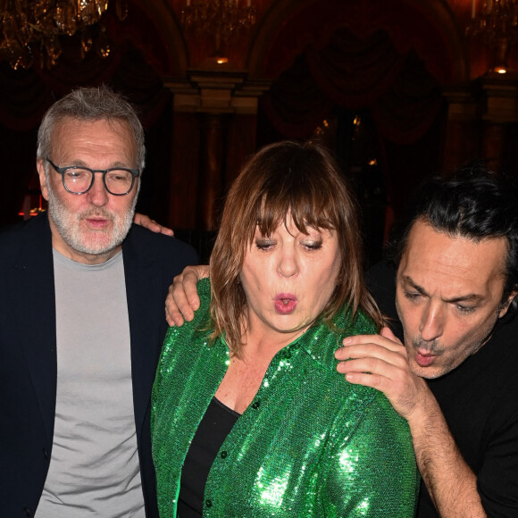 Sourire aux lèvres, Cathy a semble-t-il validé la relation de son fils avec le célèbre animateur télé.
Exclusif - Philippe Berodot, Laurent Ruquier, Michèle Bernier et Olivier Sitruk - 100ème de la pièce "Je préfère qu'on reste ensemble" au Théâtre des Variétés à Paris le 12 janvier 2023. © Coadic Guirec/Bestimage 