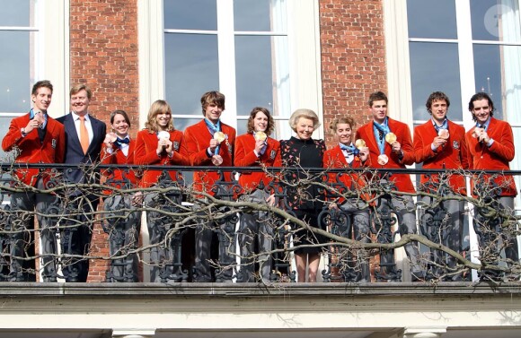 La reine Beatrix des Pays-Bas et son fils Willem-Alexander ont accueilli, le 3 mars 2010, les sportifs néerlandais médaillés à Vancouver à La Haye