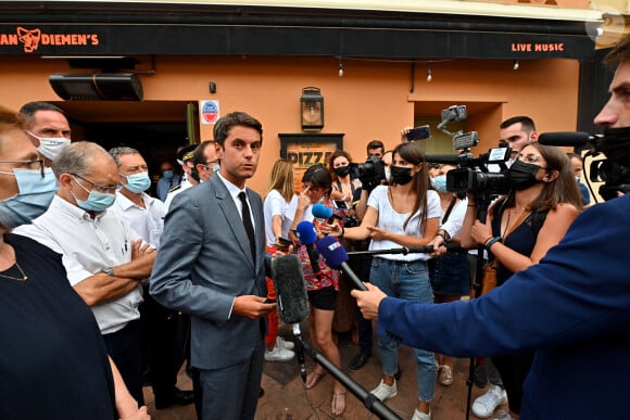 Nommé Ministre délégué chargé des Comptes publics pour le second mandat du président de la République, ce fidèle soutien d'Emmanuel Macron pourrait avoir une belle promotion en succédant à Pap Ndiaye à l'Éducation.
Gabriel Attal, le secrétaire d'État auprès du Premier ministre et porte-parole du gouvernement, en déplacement à Nice, le 10 août 2021. © Bruno Bebert / Bestimage