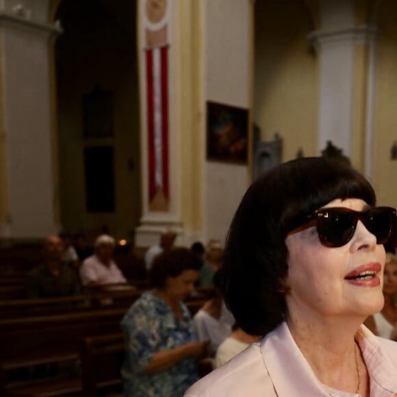 Exclusif - Mireille Mathieu accompagnée de ses 2 soeurs Christiane et Monique, de Catherine Madar et son fils adoptif et des amis se rendent à l'église à Saint-Tropez le 6 août 2022. Mireille Mathieu qui apprécie le lieu y vient chaque année © Luc Boutria / Nice Matin via Bestimage 