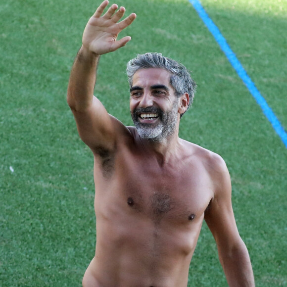Mais ce mercredi, il a été placé sous le statut plus favorable de témoin assisté.
Ary Abittan - Les VIP avaient répondu présent au match amical de football entre amis, organisé par J.C.Darmon, au profit de l'association "Plus fort la vie" au stade Marcel Aubour de Saint-Tropez, Côte d'Azur, le 7 août 2021.c. © Dominique Jacovides/Bestimage