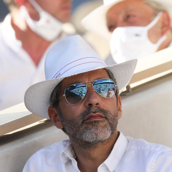 Ary Abittan dans les tribunes lors de la finale hommes des Internationaux de France de tennis de Roland Garros à Paris le 13 juin 2021. © Dominique Jacovides / Bestimage 