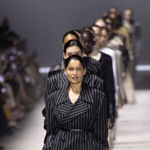 Pour autant, Laetitia Casta ne se cantonne pas à son rôle de mère.
Laetitia Casta - Défilé de Mode "Tod's" lors de la Fashion Week à Milan, Italie, le 24 Février 2023. 