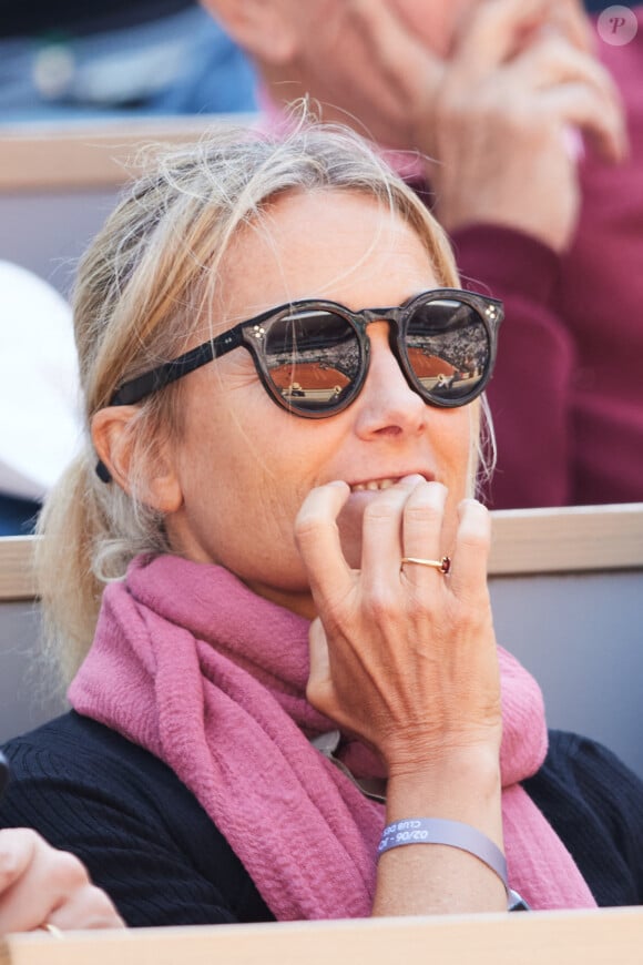 Anne-Sophie Lapix en tribunes lors des Internationaux de France de tennis de Roland Garros 2023 à Paris, France, le 2 juin 2023. © Moreau-Jacovides/Bestimage