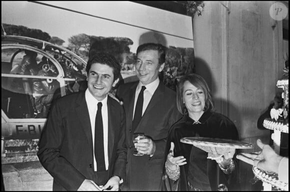 Ils se sont rencontrés en 1956, sur le tournage de l'Homme aux clés d'or. 
Claude Lelouch, Yves Montand et Annie Girardot à l'avant-première du film Vivre pour vivre à Paris en 1967