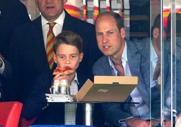 Le prince William et son fils George partagent une pizza devant un match - 1 juillet 2023. 