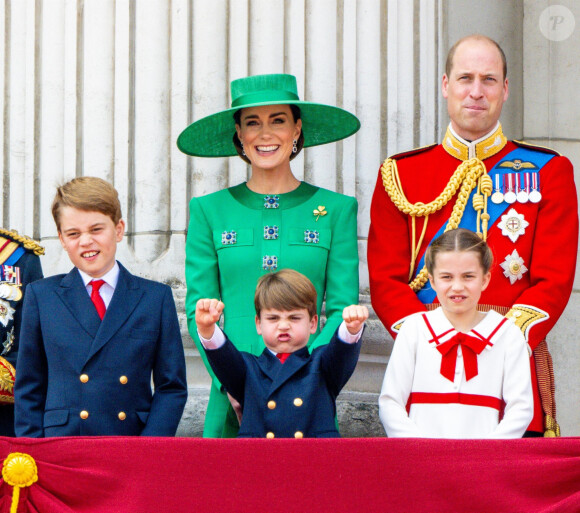 Pour fêter l'anniversaire du petit garçon, ce sera parfait !
Le prince George, le prince Louis, la princesse Charlotte, Kate Catherine Middleton, princesse de Galles, le prince William de Galles - La famille royale d'Angleterre sur le balcon du palais de Buckingham lors du défilé "Trooping the Colour" à Londres. Le 17 juin 2023 