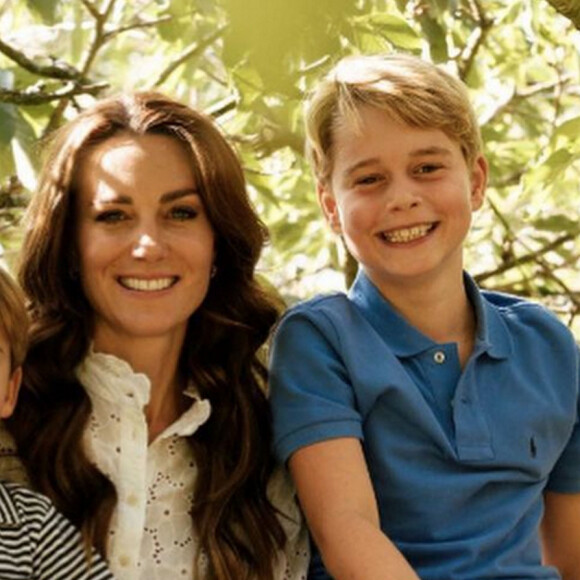 Kate Middleton a révélé un petit secret alors que son fils va avoir 10 ans.
Pour la fête des Mères, le prince et la princesse de Galles ont dévoilé une photo inédite de la duchesse, Catherine Kate Middleton avec ses trois enfants, George, Charlotte et Louis. © Princess of Wales Instagram via Bestimage 