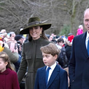 Le prince William, prince de Galles, Catherine (Kate) Middleton, princesse de Galles, le prince George de Galles, et la princesse Charlotte de Galles - La famille royale d'Angleterre assiste au service religieux de Noël à l'église St Mary Magdalene à Sandringham, Norfolk, Royaume Uni, le 25 décembre 2022. 