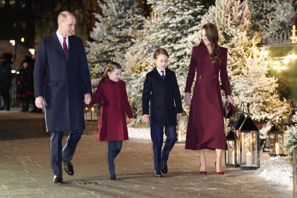 Le prince William, prince de Galles, Catherine (Kate) Middleton, princesse de Galles, et leurs enfants, le prince George de Galles, et la princesse Charlotte de Galles, arrivent pour le "Together at Christmas" Carol Service à l'abbaye de Westminster à Londres, Royaume uni, le 15 décembre 2022. 