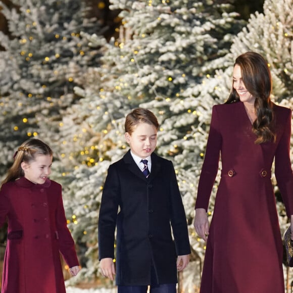 Le prince William, prince de Galles, Catherine (Kate) Middleton, princesse de Galles, et leurs enfants, le prince George de Galles, et la princesse Charlotte de Galles, arrivent pour le "Together at Christmas" Carol Service à l'abbaye de Westminster à Londres, Royaume uni, le 15 décembre 2022. 