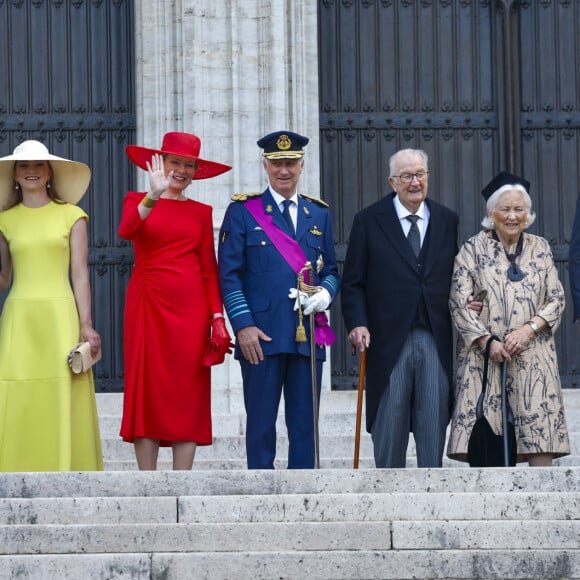 Avec leurs quatre enfants, le roi et la reine ont retrouvé également l'ancien couple royal.
Roi Philippe et Reine Mathilde de Belgique entourés de leurs enfants Elisabeth, Gabriel, Emmanuel et Eleonore, du roi Albert et de la reine Paolo - Célébrations de la Fête nationale de Belgique, 21 juillet 2023 à Bruxelles