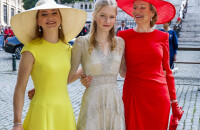 Mathilde et Elisabeth de Belgique : Robes pimpantes et chapeaux XXL pour la fête nationale, la famille royale réunie au complet