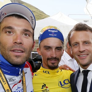 Emmanuel Macron, président de la République française, Julian Alaphilippe, Thibaut Pinot - Emmanuel Macron se rend sur l'étape du Tourmalet sur le Tour de France 2019 (14ème étape) - Il rejoint E.Merckx sur la ligne d'arrivée de l'étape, signe des autographes aux spectateurs, félicite les coureurs sur la ligne d'arrivée et applaudit les coureurs français J.Alaphilippe (toujours maillot jaune) et T.Pinot (vainqueur de l'étape). Tourmalet, le 20 juillet 2019. © Patrick Bernard / Bestimage 