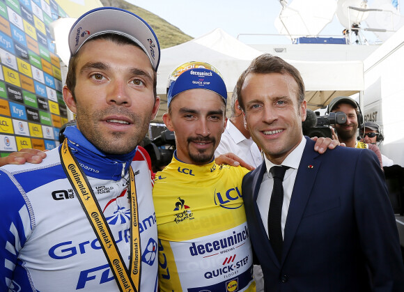 Emmanuel Macron, président de la République française, Julian Alaphilippe, Thibaut Pinot - Emmanuel Macron se rend sur l'étape du Tourmalet sur le Tour de France 2019 (14ème étape) - Il rejoint E.Merckx sur la ligne d'arrivée de l'étape, signe des autographes aux spectateurs, félicite les coureurs sur la ligne d'arrivée et applaudit les coureurs français J.Alaphilippe (toujours maillot jaune) et T.Pinot (vainqueur de l'étape). Tourmalet, le 20 juillet 2019. © Patrick Bernard / Bestimage 