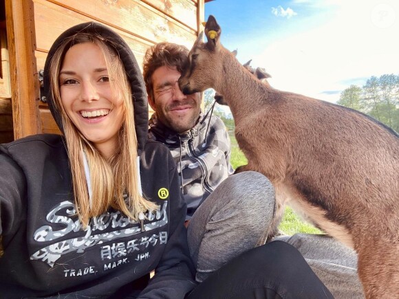 Mais ensuite il va pouvoir profiter de sa compagne et de leur petit "écrin".
Thibaut Pinot et sa compagne Charlotte 