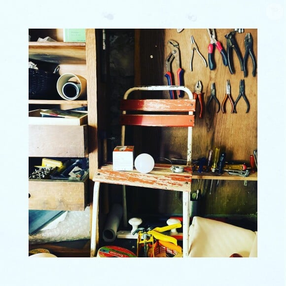 On y découvre des objets
Laurent Delahousse en vacances, Instagram.