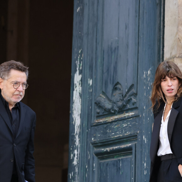 Olivier Gluzman, Lou Doillon, Charlotte Gainsbourg - Arrivées des célébrités aux obsèques de Jane Birkin en l'église Saint-Roch à Paris. Le 24 juillet 2023 © Jacovides-KD Niko / Bestimage 