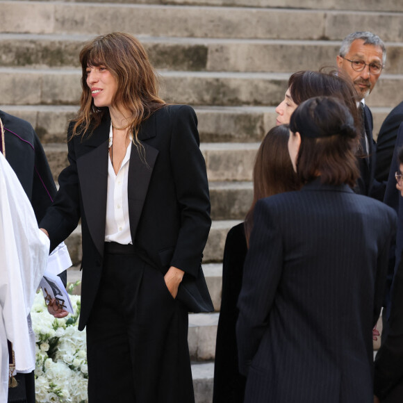 Lou Doillon, Charlotte Gainsbourg, Marlowe (fils de Lou Doillon), Ben Attal - Arrivées des célébrités aux obsèques de Jane Birkin en l'église Saint-Roch à Paris. Le 24 juillet 2023 © Jacovides-KD Niko / Bestimage 