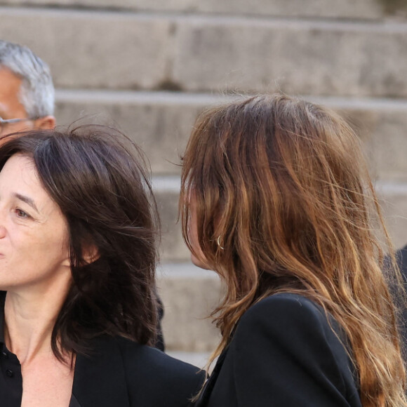 Olivier Gluzman, Charlotte Gainsbourg, Lou Doillon - Arrivées des célébrités aux obsèques de Jane Birkin en l'église Saint-Roch à Paris. Le 24 juillet 2023 © Jacovides-KD Niko / Bestimage 