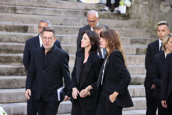 Olivier Gluzman, Charlotte Gainsbourg, Lou Doillon - Arrivées des célébrités aux obsèques de Jane Birkin en l'église Saint-Roch à Paris. Le 24 juillet 2023 © Jacovides-KD Niko / Bestimage 