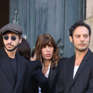 Marlowe (fils de Lou Doillon), Ben Attal, Lou Doillon, Roman de Kermadec (fils de Kate Barry) - Arrivées des célébrités aux obsèques de Jane Birkin en l'église Saint-Roch à Paris. Le 24 juillet 2023 © Jacovides-KD Niko / Bestimage 