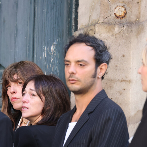 Lou Doillon, Charlotte Gainsbourg, Roman de Kermadec (fils de Kate Barry) - Arrivées des célébrités aux obsèques de Jane Birkin en l'église Saint-Roch à Paris. Le 24 juillet 2023 © Jacovides-KD Niko / Bestimage 