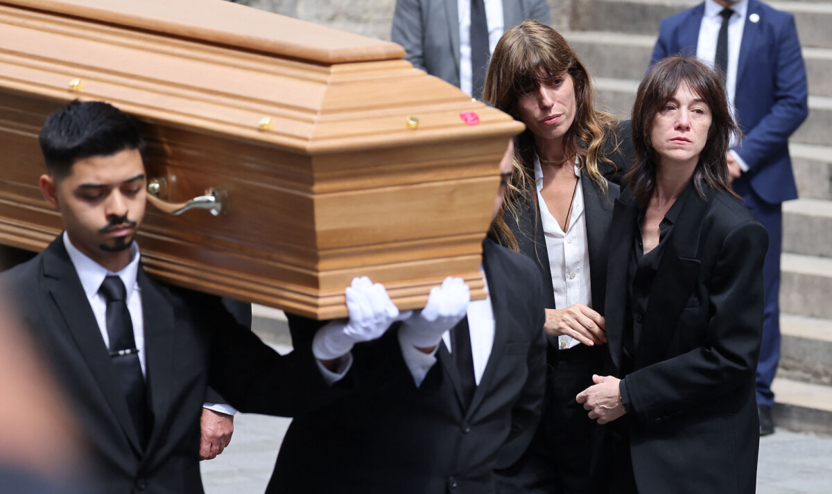 Photo Charlotte Gainsbourg Et Lou Doillon Sorties Des C L Brit S Aux Obs Ques De Jane Birkin