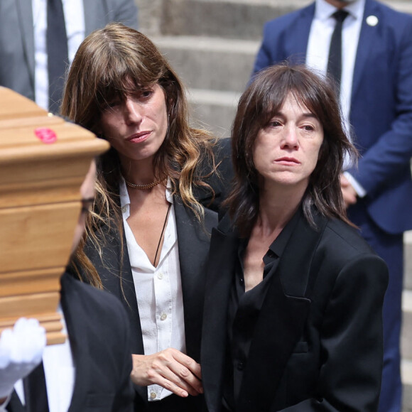 Charlotte Gainsbourg et Lou Doillon - Sorties des célébrités aux obsèques de Jane Birkin en l'église Saint-Roch à Paris. Le 24 juillet 2023 © Jacovides-KD Niko / Bestimage 
